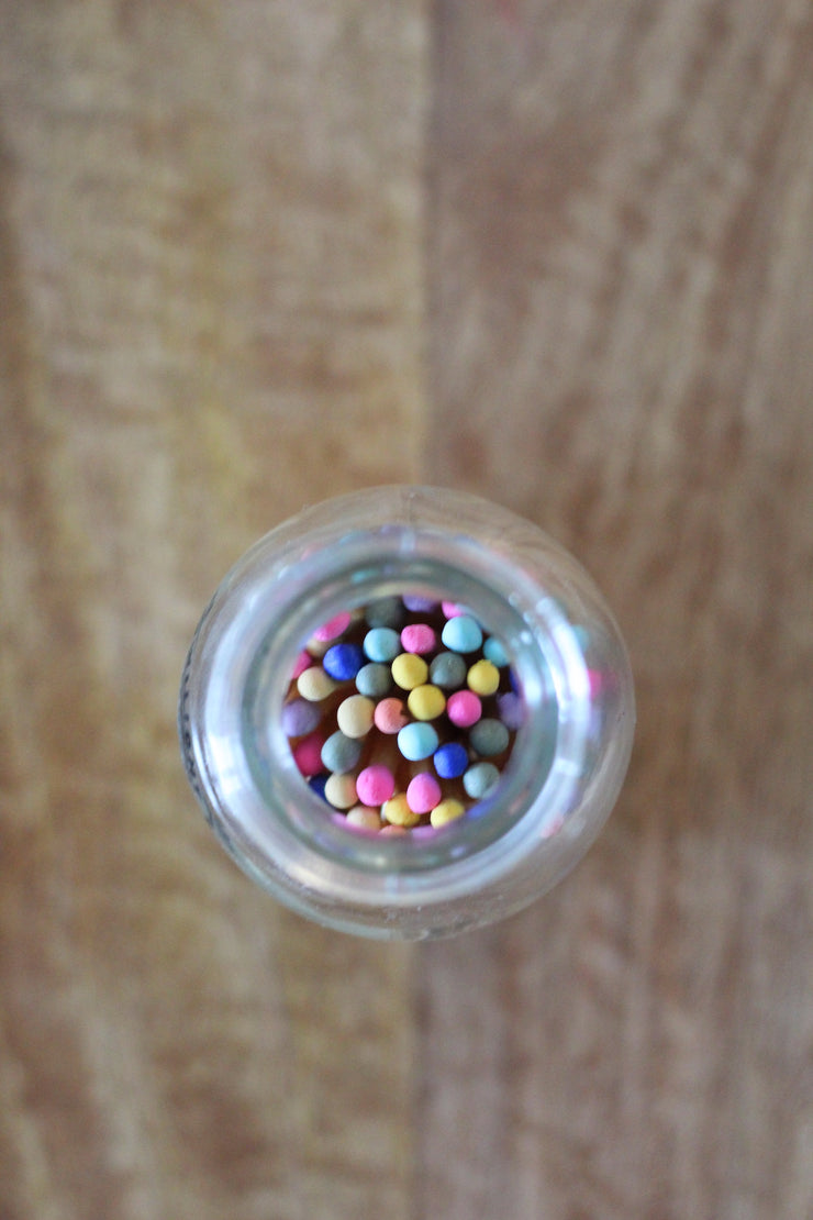 fiammiferi colorati in bottiglia