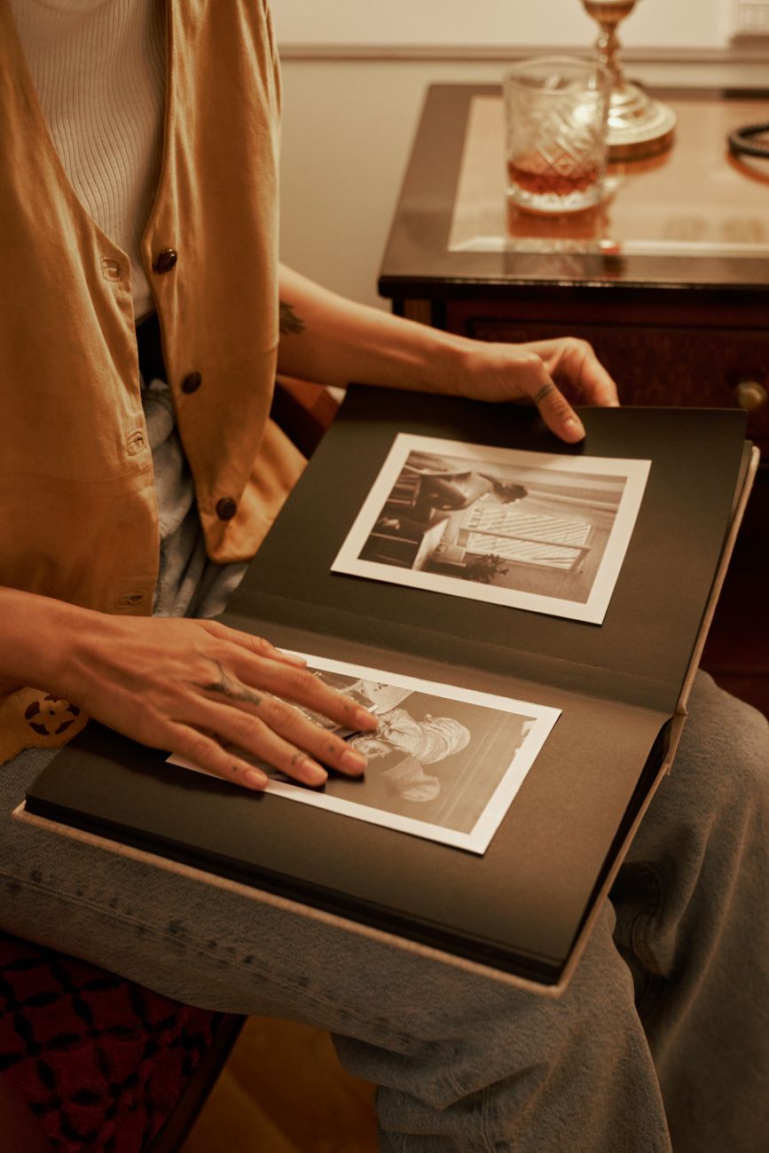 Regalo personalizzato nonni Cosa regalare ai nonni: sitting woman watching old photos
